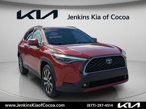 Used 2023 Toyota Corolla Cross XLE w/ Convenience Package FWD image 2