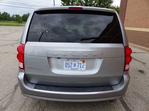 Used 2019 Dodge Grand Caravan SE w/ UConnect Hands-Free Group FWD image 8