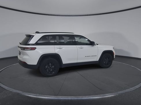 Used 2025 Jeep Grand Cherokee Altitude AWD/4WD image 16