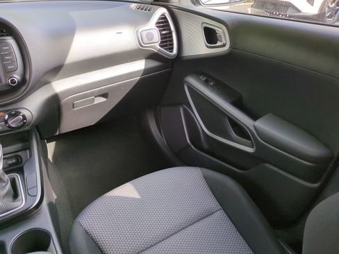 Used 2025 Kia Soul LX w/ LX Technology Package FWD image 17