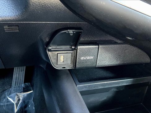 Used 2022 Toyota Camry SE image 32