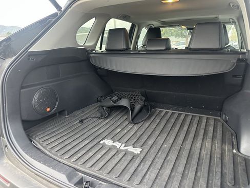 Used 2021 Toyota RAV4 XLE Premium image 5