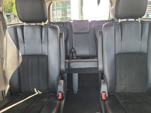 Used 2019 Dodge Grand Caravan SXT FWD image 16