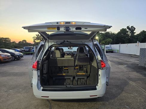 Used 2013 Toyota Sienna XLE image 53