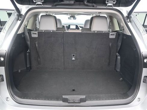 Used 2024 Toyota Highlander XLE FWD image 17