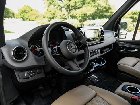 Used 2025 Mercedes-Benz Sprinter 2500 image 30