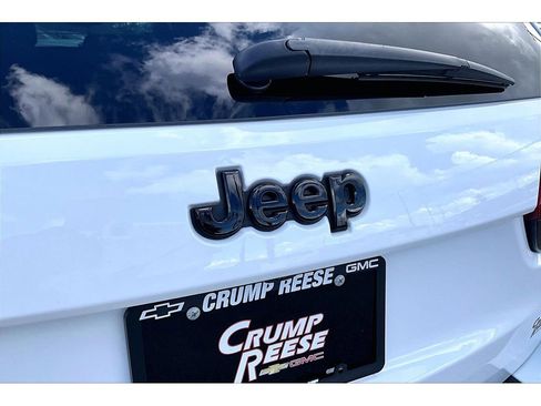 Used 2018 Jeep Grand Cherokee Altitude image 23