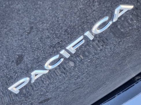 Used 2024 Chrysler Pacifica Touring-L FWD image 9