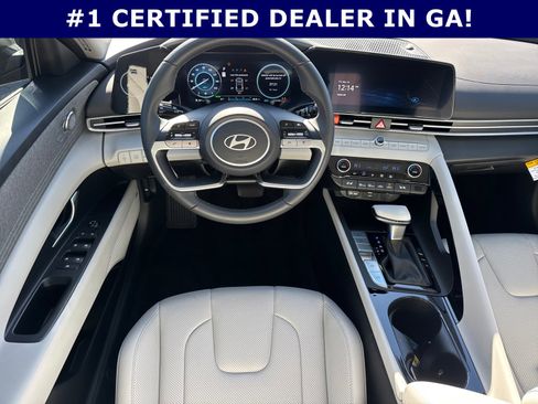 Certified 2025 Hyundai Elantra Limited image 23