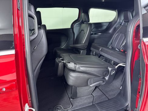 New 2026 Chrysler Pacifica Select AWD/4WD image 18