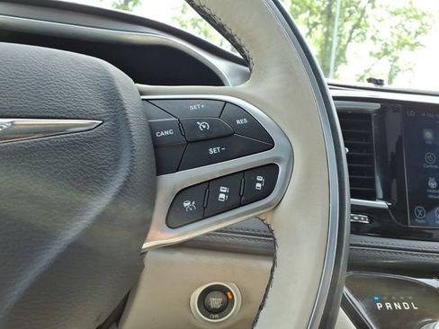 Used 2017 Chrysler Pacifica Limited FWD image 24