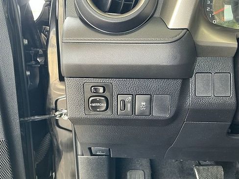Used 2015 Toyota RAV4 LE FWD image 18