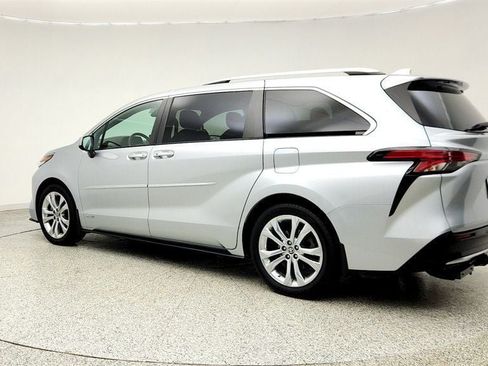 Used 2021 Toyota Sienna Platinum FWD image 7