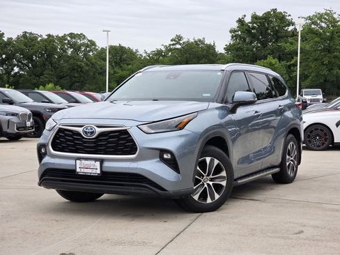 Used 2022 Toyota Highlander XLE FWD image 1
