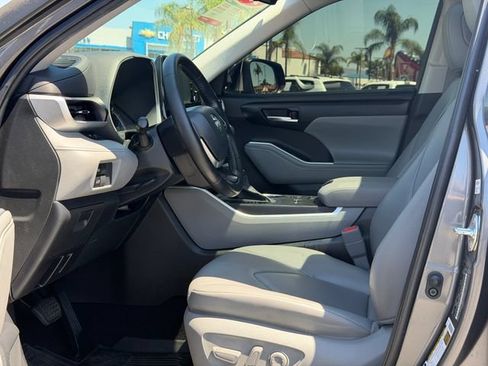 Used 2022 Toyota Highlander XLE FWD image 16