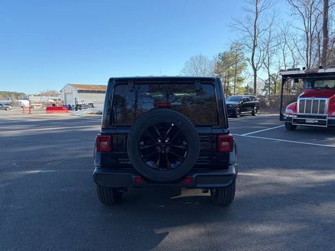 Used 2025 Jeep Wrangler Unlimited Sahara image 6