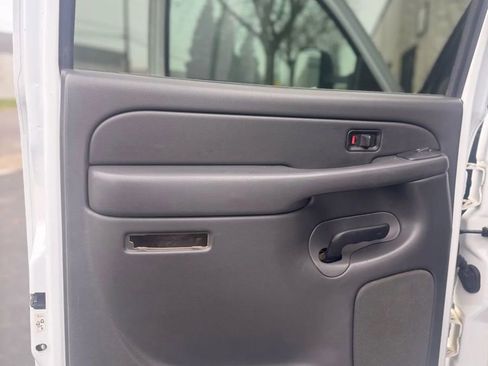 Used 2006 Chevrolet Silverado 2500 LT w/ Heavy-Duty Power Package image 8