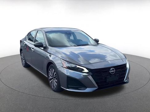 Used 2025 Nissan Altima 2.5 SV FWD image 2