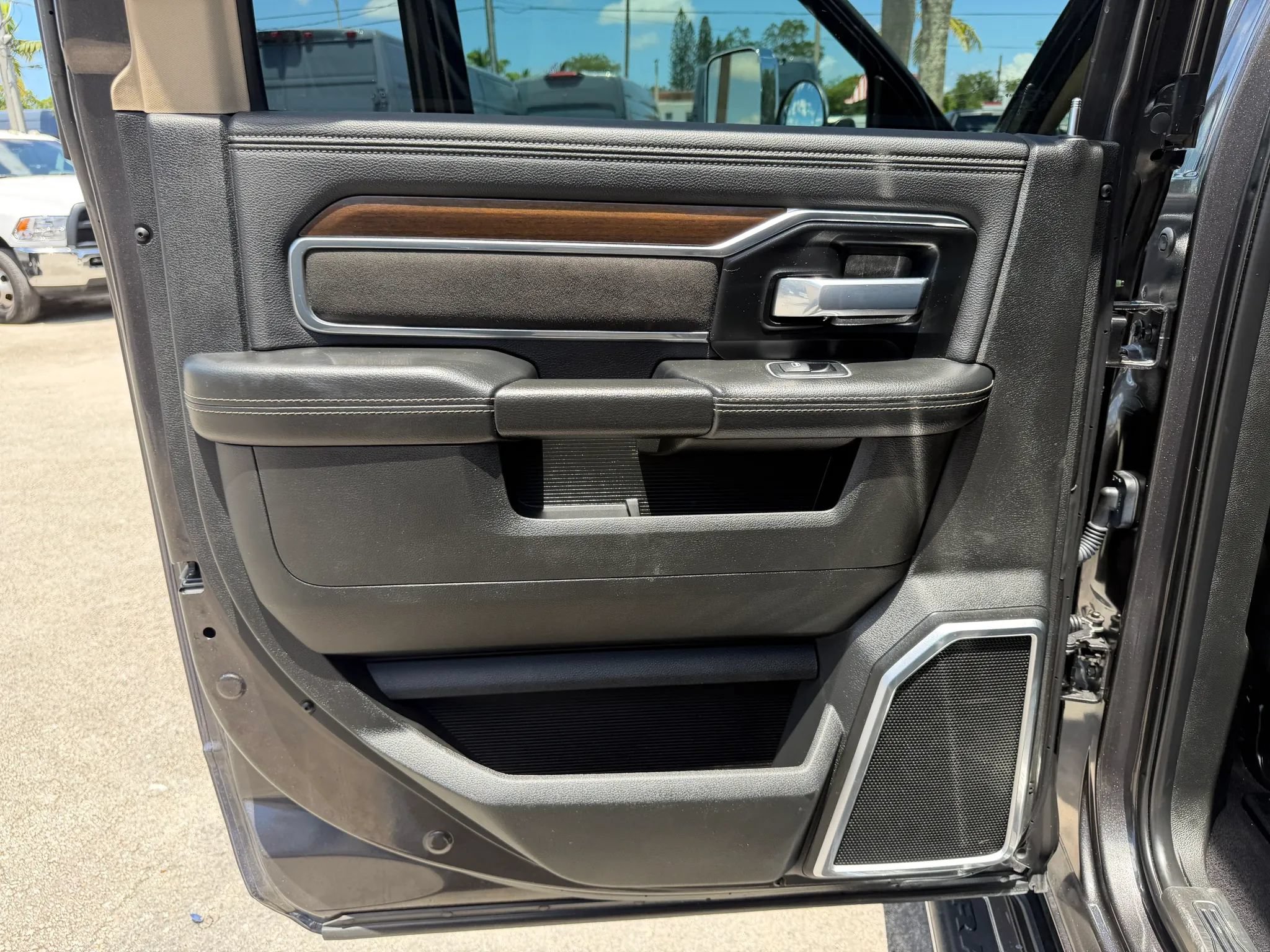 Used 2022 RAM 3500 4x4 Crew Cab Laramie DRW image 15