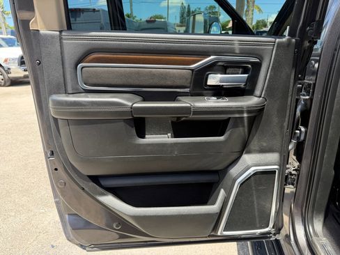 Used 2022 RAM 3500 4x4 Crew Cab Laramie DRW image 15