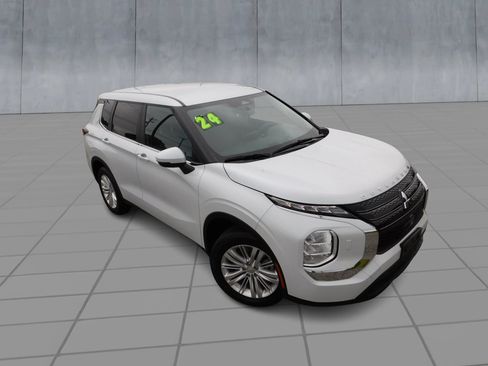 Used 2024 Mitsubishi Outlander ES AWD/4WD image 2