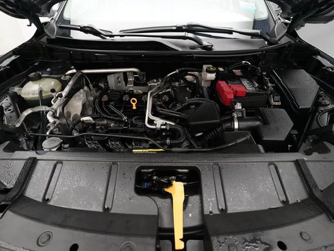 Used 2021 Nissan Rogue SV image 2