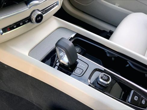 Used 2023 Volvo XC60 B5 Plus image 15