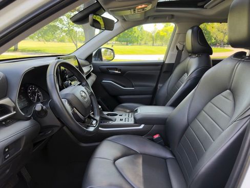 Used 2021 Toyota Highlander XLE AWD/4WD image 19