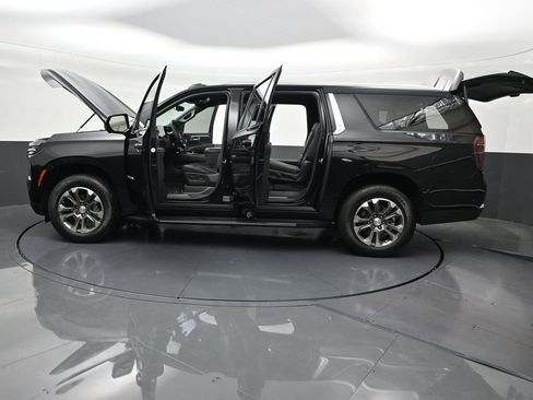 Used 2025 Chevrolet Suburban LT RWD image 35