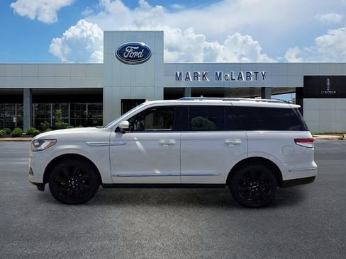 Used 2024 Lincoln Navigator Reserve AWD/4WD image 2