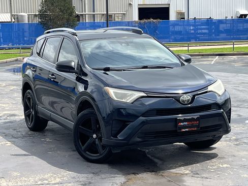 Used 2018 Toyota RAV4 LE FWD image 3
