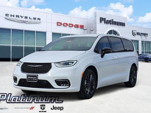 New 2026 Chrysler Pacifica Select image 2