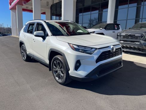 Used 2022 Toyota RAV4 XLE Premium image 3