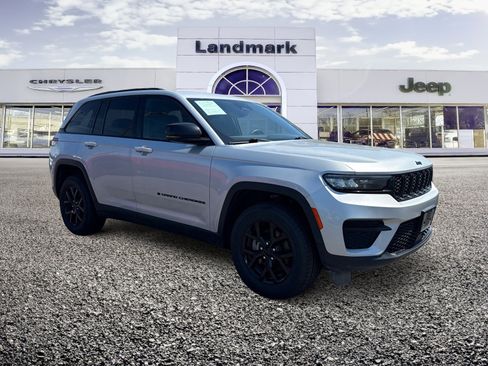 Used 2024 Jeep Grand Cherokee Altitude AWD/4WD image 19