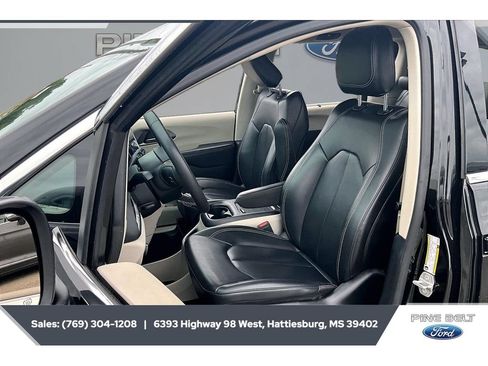 Used 2023 Chrysler Pacifica Touring-L FWD image 18