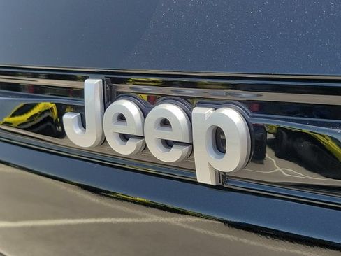 Used 2025 Jeep Grand Cherokee Limited RWD image 8