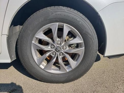 Used 2024 Toyota Sienna XLE FWD image 27