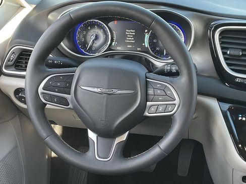 Used 2024 Chrysler Pacifica Touring-L image 16