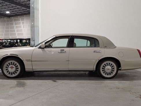 Used 2001 Lincoln Town Car Cartier RWD image 6