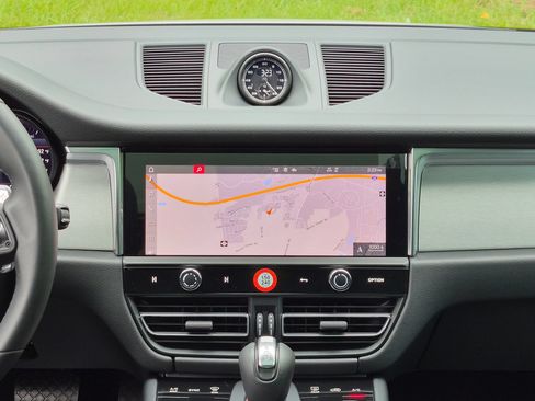 Certified 2026 Porsche Macan AWD/4WD image 13