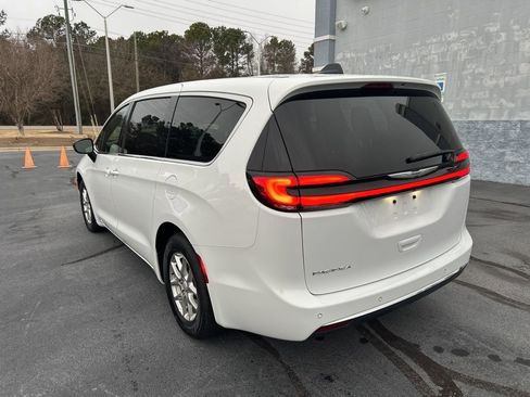 Used 2025 Chrysler Pacifica Select FWD image 5