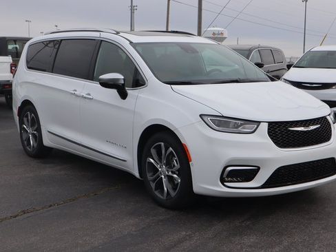 New 2026 Chrysler Pacifica Pinnacle image 2