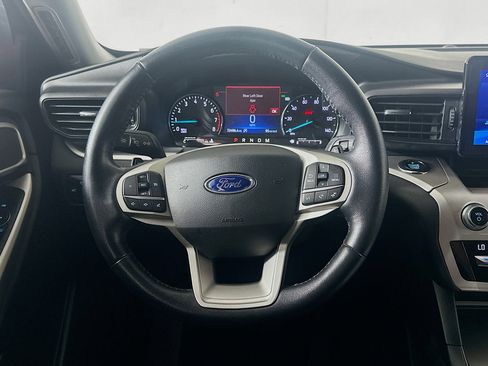Used 2020 Ford Explorer XLT image 18