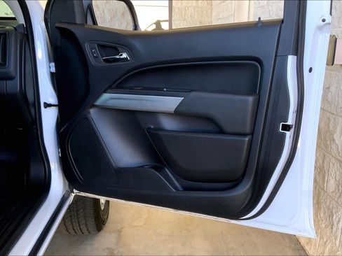 Used 2022 Chevrolet Colorado LT w/ Chrome Appearance Package image 21