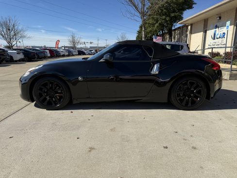 Used 2017 Nissan 370Z Touring image 4