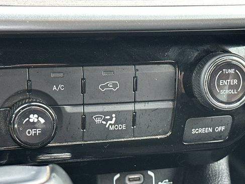 Used 2024 Jeep Compass Latitude image 29