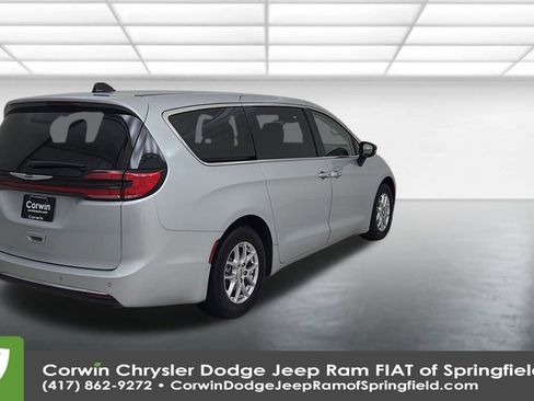 Certified 2024 Chrysler Pacifica Touring-L image 14