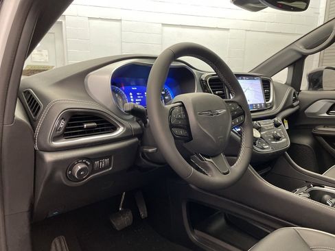 New 2026 Chrysler Pacifica Limited image 14