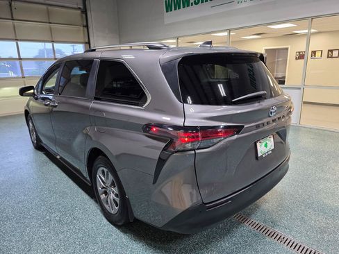 Used 2024 Toyota Sienna XLE FWD image 9