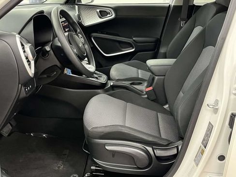 Used 2025 Kia Soul LX w/ LX Technology Package FWD image 15